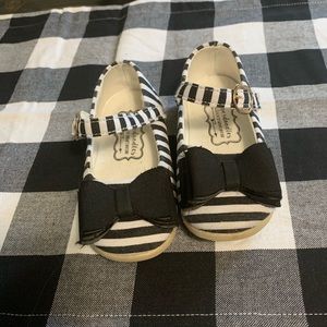 Pipsqueaks Boutique size 6 Bow Shoes